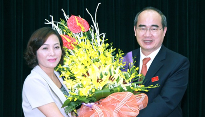 Ninh Bình có nữ Bí thư tỉnh ủy Chủ tịch UB TƯ MTTQ VN Nguyễn Thiện Nhân tặng hoa chúc mừng bà Nguyễn Thị Thanh được tín nhiệm bầu giữ chức Bí thư Tỉnh ủy Ninh Bình. Ảnh: Báo Ninh Bình.