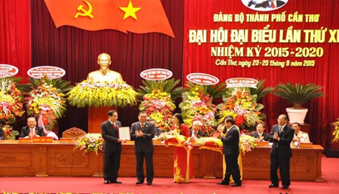 Ông Trần Quốc Trung làm Bí thư Cần Thơ Ông Lê Hồng Anh trao quyết định điều động ông Trần Thanh Mẫn.