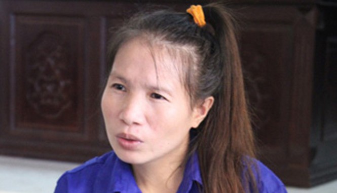 Bỏ thuốc chuột hạ độc chồng trước ngày ly hôn Huệ tranh thủ giờ nghị án ngoảnh mặt bắt chuyện với người thân. Ảnh: Phương Linh/VnExpress