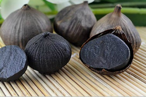 Nở rộ tỏi đen 'cô đơn' giá tiền triệu Với giá bán trong nước hơn một triệu đồng mỗi kg, còn xuất khẩu lên tới 3 triệu đồng, tỏi đen 'cô đơn' đang thu hút khá nhiều hộ kinh doanh, công ty và các trung tâm nghiên cứu nhảy vào sản xuất.