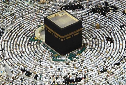 Hắc Thạch - đá thiêng tại thánh địa Hồi giáo Mecca Người Hồi giáo thực hiện nghi lễ quanh Kaaba. Ảnh: Mundairyhouse.