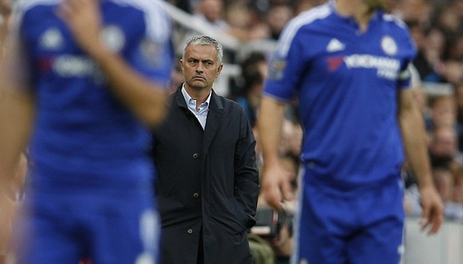 Suýt thua Newcastle, Mourinho mắng nhiếc học trò thậm tệ Mourinho lộ rõ vẻ khó chịu khi chứng kiến học trò thi đấu với phong độ kém. Ảnh: Reuters.