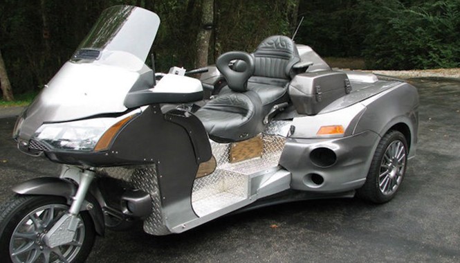Siêu môtô 3 bánh 'lai' giữa Ford Focus và Honda Goldwing Hiện tại, chiếc siêu môtô 3 bánh kỳ lạ này đang được chủ nhân của nó rao bán trên trang đấu giá eBay.