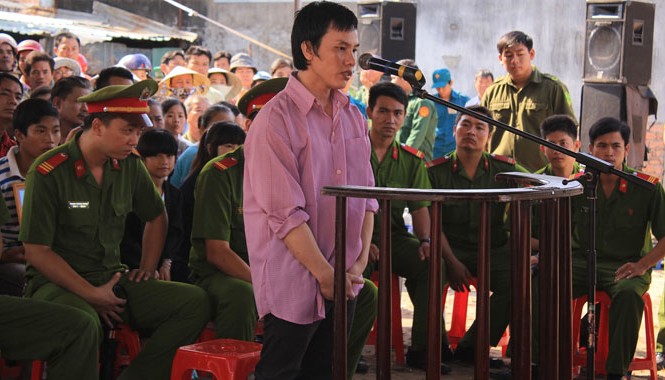 Án mạng từ đĩa ốc được cho Bị cáo Bùi Thanh Quảng tại phiên tòa lưu động. Ảnh Đ.S.