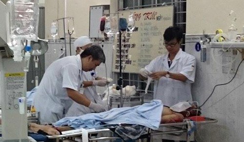 Mái hiên sập, đè 3 người trú mưa Ba thợ xây bị thương nặng. Ảnh: B.S.
