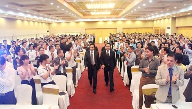 Mê muội lao vào 'bẫy' bán hàng đa cấp vì muốn giàu nhanh Nhiều sinh viên dù biết mạo hiểm nhưng vẫn tự mình sa bẫy đa cấp với tham vọng làm giàu nhanh chóng, sớm trở thành doanh nhân thành đạt. Ảnh minh họa: M.Đức.