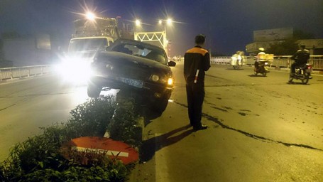 Hà Nội: Xe BMW biển xanh 'chễm chệ' trên dải phân cách Chiếc xe biển xanh "chễm chệ" trên dải phân cách.