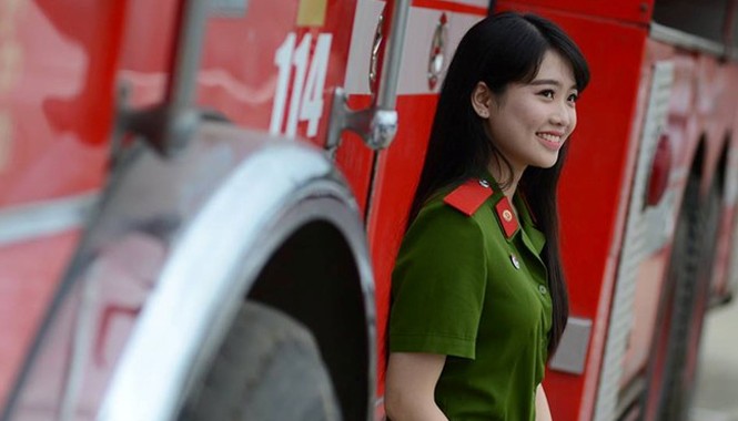 Thủ khoa 9X xinh đẹp của Đại học Phòng cháy chữa cháy Thùy Linh vinh hạnh được đứng trong hàng ngũ người chiến sĩ công an nhân dân Việt Nam. Ảnh: NVCC.