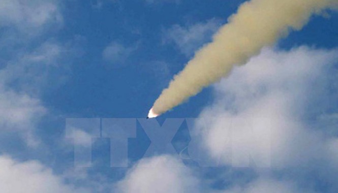 Bản tin 14H: Nga bất ngờ tuyên bố cứng rắn về hạt nhân Triều Tiên Tên lửa chiến thuật được phóng lên từ một địa điểm bí mật ở Triều Tiên. Nguồn: AFP/TTXVN.