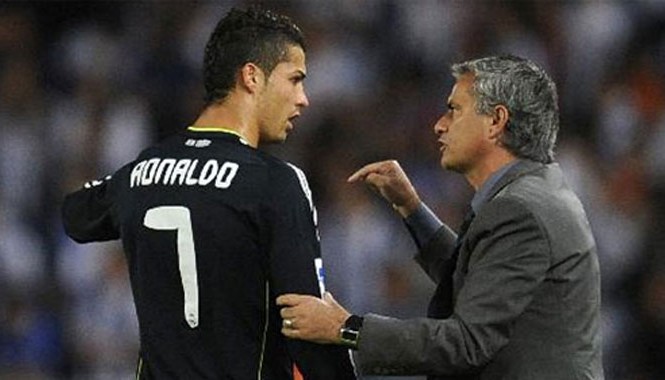 Hé lộ vụ Ronaldo và Mourinho khẩu chiến tại Real Mối quan hệ giữa Ronaldo và Mourinho từng rất tốt đẹp rồi chuyển thành xấu. Ảnh: Reuters.