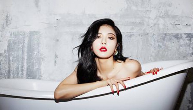 Hở quá bạo, sao trẻ Hàn Quốc bị chỉ trích 'rẻ tiền' HyunA bị chỉ trích vì quá sexy.