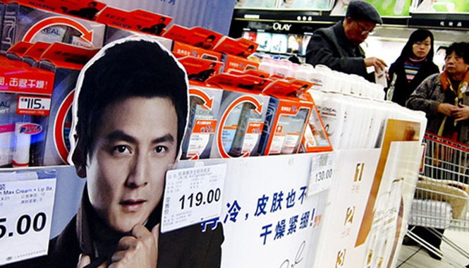 Nam giới Trung Quốc đua nhau làm đẹp vì sợ ế Một hàng bán mỹ phẩm nam ở Trung Quốc. Ảnh: WSJ.