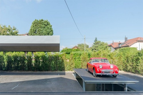 Garage phong cách 007 của khách hàng hoàng gia Thang máy đưa xe xuống garage ngầm mang phong cách 007.