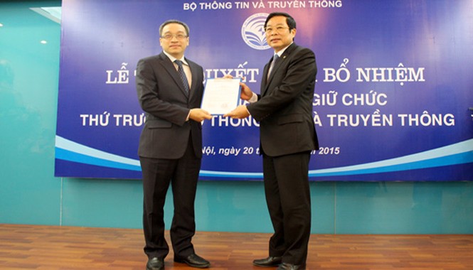 Cục trưởng Cục Viễn thông giữ chức Thứ trưởng Bộ TT&TT Bộ trưởng Nguyễn Bắc Son trao Quyết định cho tân Thứ trưởng Phan Tâm. Ảnh: Vũ Nhung.