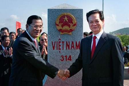 Việt Nam, Campuchia đang xây 2 cột mốc biên giới Thủ tướng Chính phủ Nguyễn Tấn Dũng (phải) và Thủ tướng Chính phủ Hoàng gia Campuchia Hun Sen trong lễ khánh thành cột mốc 314 hồi năm 2012.