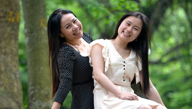 Một người mẹ bình thường với nỗ lực phi thường… Chị Hồ Thị Hải Âu hạnh phúc bên con gái.
