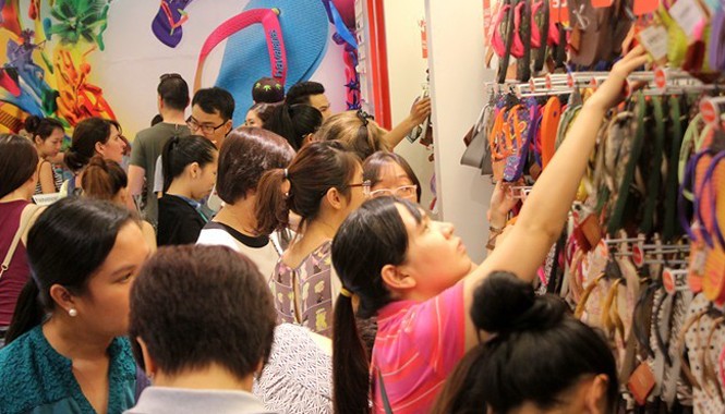Ông Vũ Vinh Phú: Nhiều khuyến mại ở Việt Nam lừa người mua Black Friday năm 2014, một số đơn vị ở Việt Nam cũng áp dụng khuyến mại ăn theo và bước đầu thu hút khách hàng quan tâm. Ảnh: Zen Nguyễn/Zing