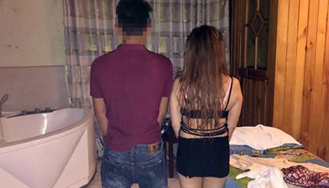Nữ nhân viên massage dạy nhau 'chiều' khách kiếm tiền bo Nữ nhân viên bị bắt quả tang kích dục cho khách trong phòng Vip. Ảnh: Quốc Thắng.