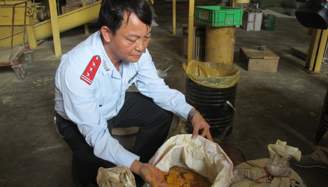 Phát hiện nhiều công ty sử dụng chất cấm trong chăn nuôi Cơ quan chức năng đã phát hiện Cty TNHH Thức ăn chăn nuôi Trường Phú (Thành phố Hải Dương, tỉnh Hải Dương) dùng chất cấm Salbutamol và Vàng ô trong sản xuất cám. Ảnh: Phạm Anh.