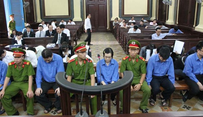 Thu hồi tài sản tham nhũng: Khó hơn bắc thang lên trời Nhiều vụ án tham nhũng hàng nghìn tỷ đồng nhưng việc thu hồi tài sản lại không đáng kể khi các đối tượng phạm tội rất tinh vi tẩu tán tài sản. Trong ảnh vụ án Huỳnh Thị Huyền Như. Ảnh Việt Văn.