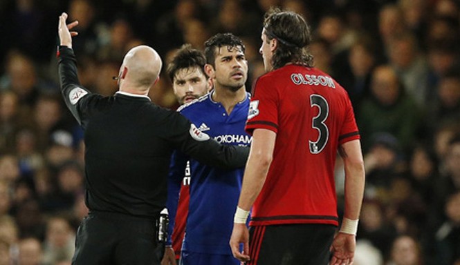 Bức xúc với bản thân, Diego Costa đấm… thủng tường Diego Costa đã không giữ được bình tĩnh sau trận đấu.