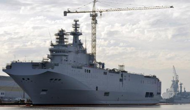 Nga tự chế tạo tàu đổ bộ như Mistral Tàu sân bay trực thăng Mistral neo đậu tại cảng Saint-Nazaire, miền tây nước Pháp ngày 21/11/2014. Ảnh: AFP/TTXVN.