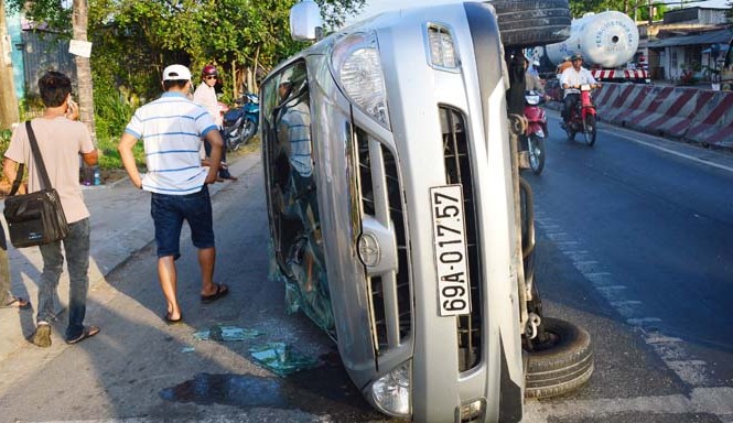 Leo dải phân cách, xe Inova Hiện trường vụ tai nạn.