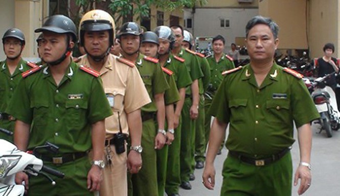 Trưởng phòng hình sự Hải Phòng: Tôi chơi thân với rất nhiều giang hồ cộm cán Đại tá Lê Hồng Thắng (ngoài cùng bên phải) kiểm tra các chiến sĩ trước giờ đi làm nhiệm vụ. Ảnh: H.Đường.