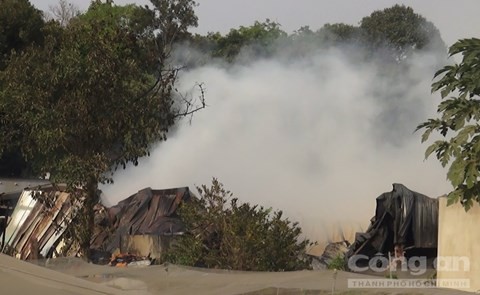 Hơn 1.000m2 nhà xưởng chìm trong biển lửa Khói lửa bùng phát từ nhà xưởng
