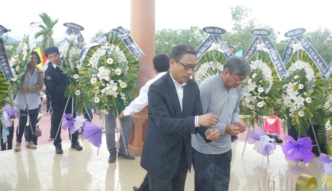Giáo sư Hàn Quốc cúi đầu tạ tội nạn nhân vụ thảm sát Bình An Đoàn Hàn Quốc dâng hương tại lễ tưởng niệm.