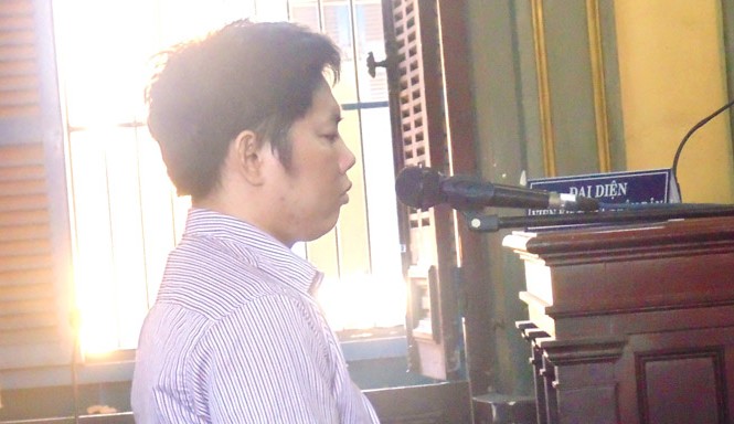 Đâm thủng bụng đối thủ vì tranh nhau chỗ bán trái cây Bị cáo Lê Hoàng Phương tại phiên tòa phúc thẩm ngày 26/2. Ảnh: Tân Châu.