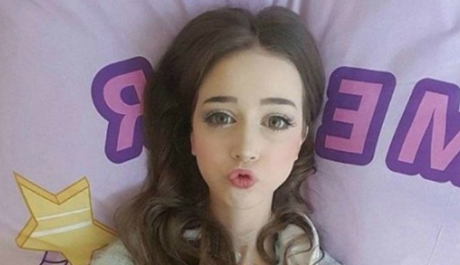 Cô gái xinh như búp bê với nỗi lo sợ ế Cô gái Hannah với kiểu trang điểm như búp bê. Ảnh: Mirror.