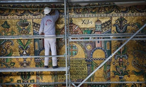 Tượng thánh giấu dưới tường nhà thờ 1.600 năm tuổi Công nhân trùng tu nhà thờ Giáng sinh ở Bethlehem. Ảnh: AP.