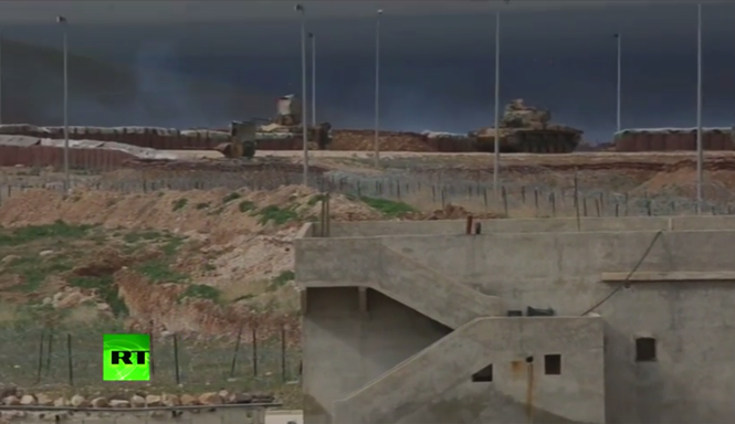 Xe tăng Thổ Nhĩ Kỳ rầm rập áp sát Syria? Xe tăng Thổ Nhĩ Kỳ được điều động đến sát biên giới, sẵn sàng đổ bộ vào Syria bất cứ lúc nào. Ảnh: RT.