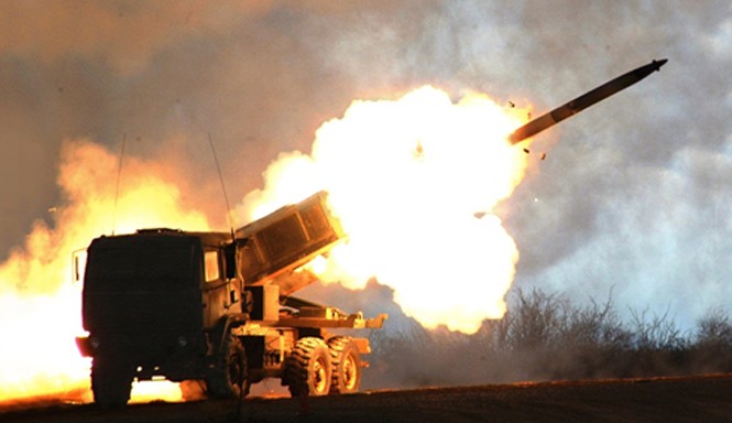 Pháo phản lực Mỹ bắn xuyên biên giới diệt IS Pháo phản lực M142 khai hỏa. Ảnh: Lockheed Martin.