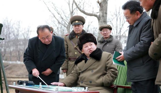Mỹ áp lệnh trừng phạt mới nhằm vào Triều Tiên Nhà lãnh đạo Kim Jong-un theo dõi vụ phóng vệ tinh. Ảnh: KCNA.