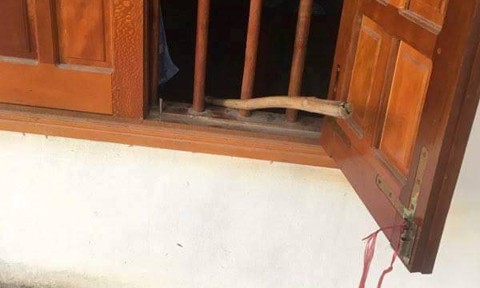 Dùng dao khống chế nữ sinh đang ngủ cướp tài sản Chiếc sào kẻ trộm dùng để mở khóa cửa phòng.