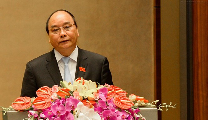 Thu ngân sách không đủ chi thường xuyên và trả nợ Phó Thủ tướng Nguyễn Xuân Phúc thay mặt Chính phủ báo cáo Quốc hội về tình hình kinh tế xã hội năm 2015. Ảnh: Quochoi.vn.