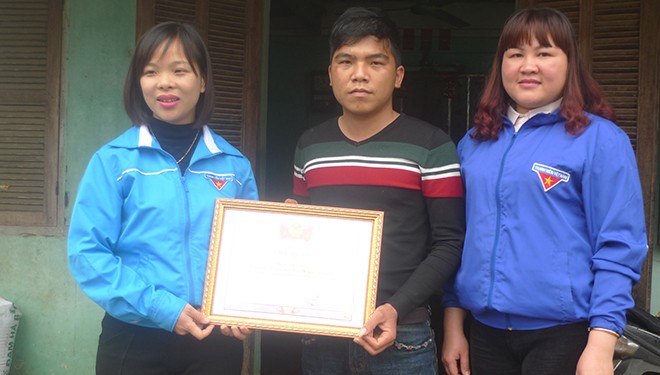 Khen thưởng thanh niên trả lại tài sản cho khách nước ngoài Huyện đoàn Chi Lăng tặng giấy khen biểu dương. Ảnh: Duy Chiến.