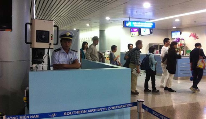 TPHCM nâng mức cảnh báo sau vụ du khách Úc mắc Zika Giám sát thân nhiệt tất cả hành khách đến ga quốc tế Tân Sơn Nhất TPHCM. Ảnh: Quốc Ngọc.