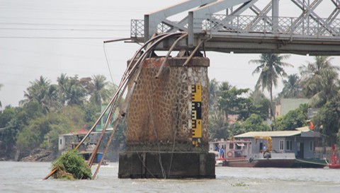Hé lộ tình tiết mới vụ sà lan tông sập cầu Ghềnh Cầu Ghềnh đổ sập.