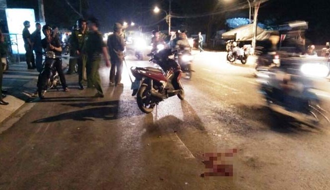 Bốn người đi xe máy đâm gục thanh niên trên đường Hiện trường thanh niên bị 4 người đi trên xe máy truy sát.