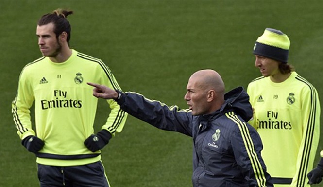 Zidane yêu cầu học trò phòng ngự quyết liệt với Barca Zidane đang quyết tâm giành kết quả tốt trong trận El Clasico đầu tiên trên cương vị HLV. Ảnh: Reuters.