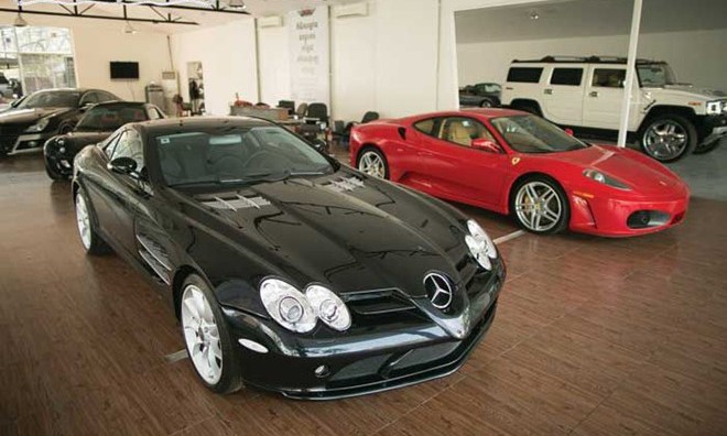 Thú chơi siêu xe của đại gia Campuchia Mercedes SLR có kiểu dáng đẹp, giá khoảng 500.000 USD, đắt nhất trong bộ sưu tập. Ảnh: Phnom Penh Post.