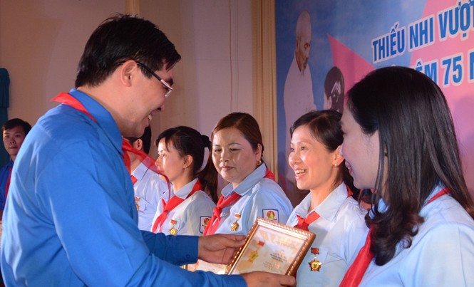 200 triệu đồng ủng hộ cuộc vận động 'Cùng em đến trường' 200 triệu đồng ủng hộ cuộc vận động 'Cùng em đến trường'