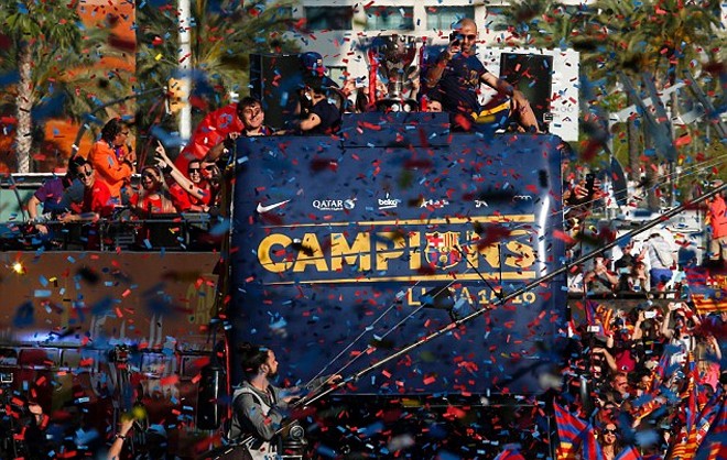 Biển người mừng chức vô địch La Liga với Barca Hơn nửa ngày sau trận thắng trên sân của Granada, Barca trở về xứ Catalonia với chiếc Cup vô địch La Liga thứ 24. Một biển người chào đón đội bóng. Barca dùng một chiếc xe bus diễu hành quanh thành phố chia sẻ niềm vui chiến thắng.