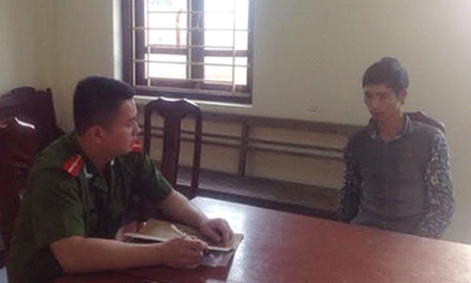 Hé lộ nghi phạm bắt cóc trẻ em giữa ban ngày ở Lạng Sơn Đối tượng Dương (bìa phải) tại cơ quan công an. Ảnh: CA Lạng Sơn cung cấp.