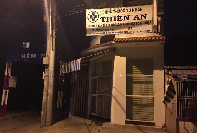 Hãi hùng phát hiện chị gái chết trong nhà vệ sinh Tiệm thuốc tây nơi xảy ra vụ việc.