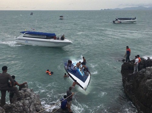 Du khách thiệt mạng vì tàu cao tốc bị lật Con tàu đang đi từ vườn quốc gia Mu Ko Ang Thong tới bến tàu Lomphraya thì gặp nạn. Ảnh: Nalinee.