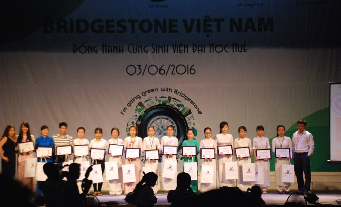 30 suất học bổng cho SV nghèo vượt khó 30 bạn sinh viên có hoàn cảnh khó khăn nhận học bổng do Bridgestone Việt Nam trao tặng. Ảnh: Minh Quân.
